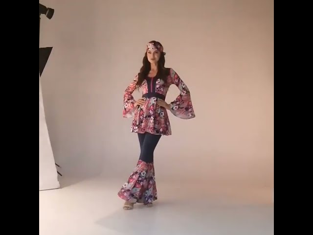 Vídeo relacionado con Kuvarix Accesorios de discoteca de los años 70 y 80, 5 unidades con purpurina, accesorios para mujer, con pendientes, bufanda, pulsera, diadema y gafas para carnaval, discoteca, fiesta retro, festival