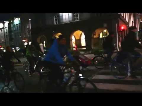 Beleuchtete Critical Mass fährt durch die Linzer Nacht