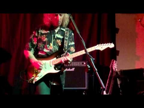 GROOVEMEISTER SIMON WOOD PERFORMING PLAY THAT FUNKY MUSIC