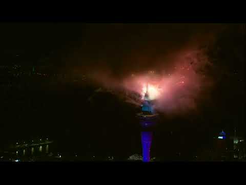 ニュージーランドでは、新年を祝う花火大会が開催されます。 (New Zealand celebrates the New Year with a fireworks show)
