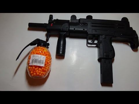 Обзор игрушек. Автомат 'Узи' M- 35 и 'граната.'