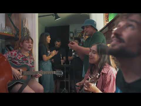 LaVitrola.cl: Niña Tormenta + Lorenzini + Uva Robot - Tu cabecita y la mía (en vivo en Mezcla Café)