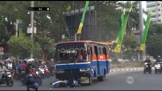 Melaju Kencang & Terobos Lampu Merah, Supir Bus Tabrak Pengendara Motor - 86