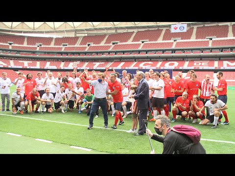 Almeida golpea a un cámara al hacer una rabona