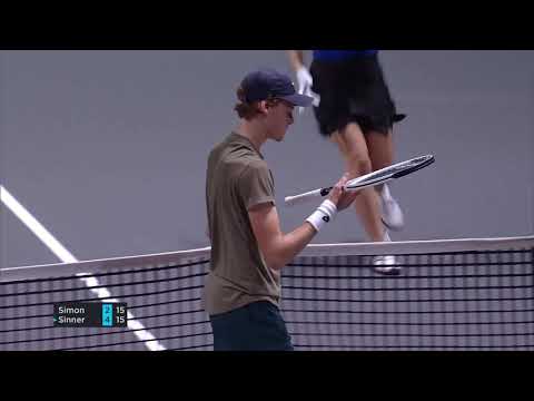 Sinner loses racquet… hits the ball with his head