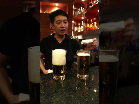 How a good bartender pour beer correctly so the stomach will not bloat. 🍻 #shorts