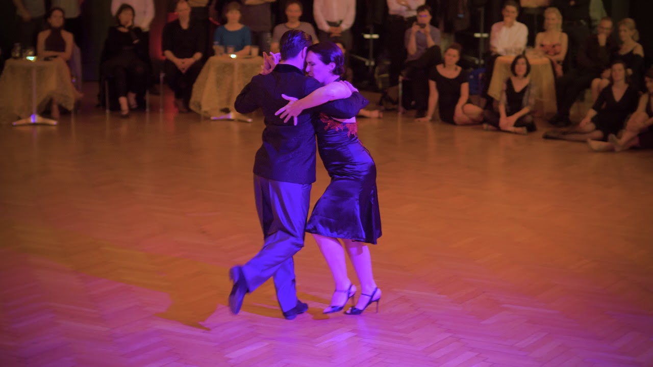 Corina De la Rosa y Alejandro Andrian bailan "Porque regresas tù" por Di Sarli en Basel