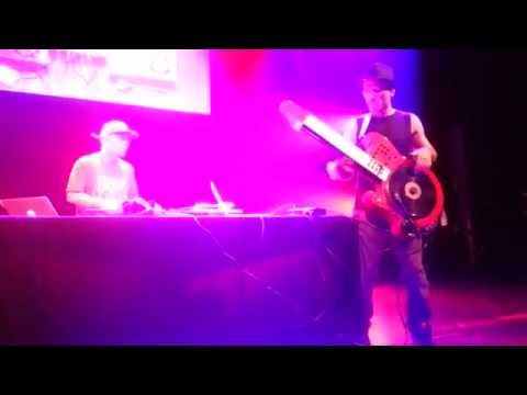 DJ Qbert feat. Viny' Lourd Son and his "Scratchocaster"