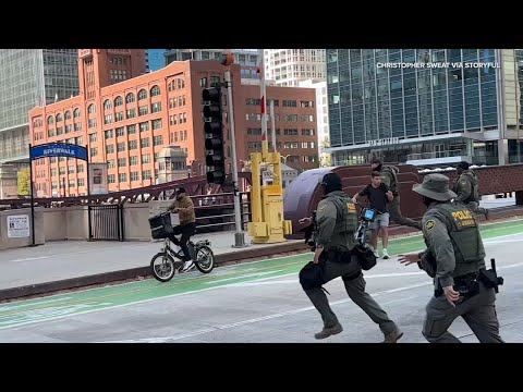 Border Patrol agents chase after cyclist downtown Chicago