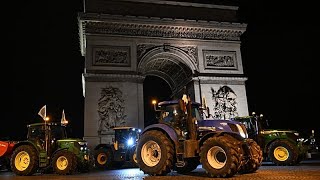 Los agricultores franceses llevan su pulso al corazón de París con 350 tractores