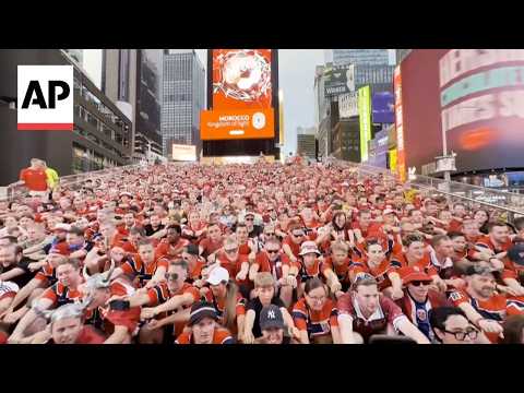 ノルウェーサポーター、ワールドカップ試合前にタイムズスクエアで「バイキング・ロウ」を披露 (Norway fans perform 'Viking Row' in Times Square before World Cup match)