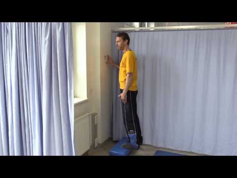 Zehenstand auf einer Treppenstufe