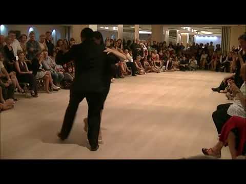 Viejo portón Marina Alcalde y Diego Quispe