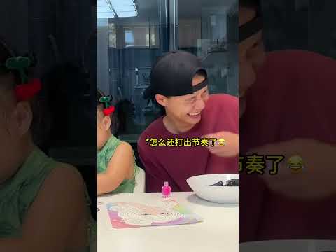 当我故意打喷嚏看女儿的反应😂😂😂，情绪真的好稳定呀 #宝爸带娃 #萌娃 #亲子互动 #看一遍笑一遍 #露兮粑粑