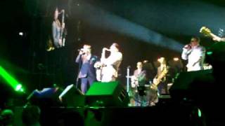 Madness - &quot;THAT CLOSE&quot; Live @ O2 Arena, London 18 Dec 2009 (Amazing what Lee carries in his pockets)