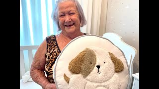 Bisa mostra detalhes do Kit Berço Grão de Gente no aniversário de 92 anos