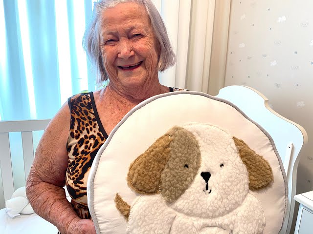 Bisa mostra detalhes do Kit Berço Grão de Gente no aniversário de 92 anos