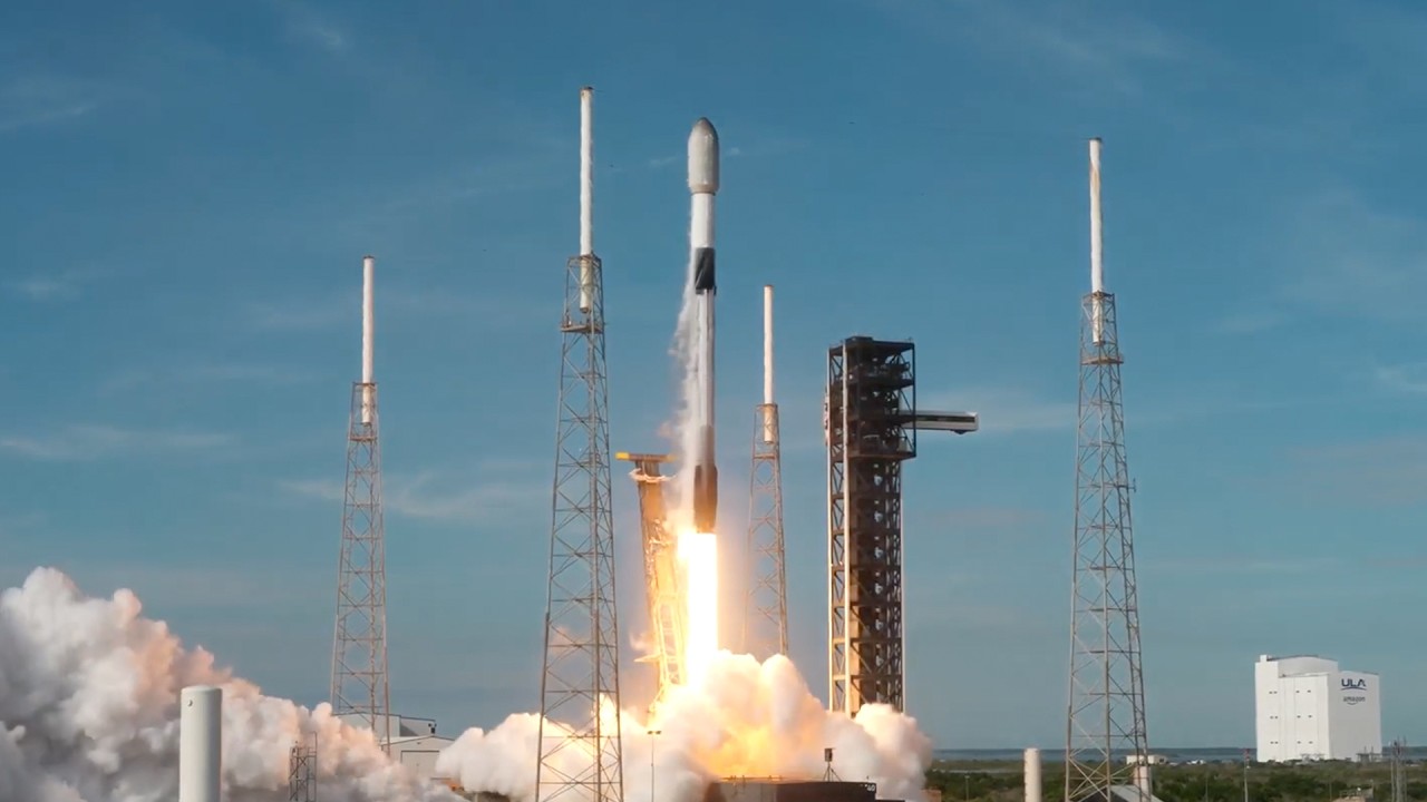 Blastoff! SpaceX launches rocket from Florida hours after Blue Origin rocket exploded