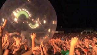 Wayne Coyne in a ball The flaming lips live HD &#39;Race for the Prize&#39;
