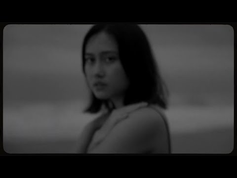 Jangan Dulu Pergi - Ratih Pradnyaswari (Official Music Video)