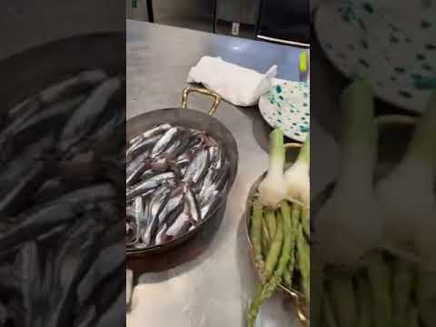 Carbonara di asparagi, insalata di asparagi e limone di procida con alici marinate, alici con zuppet