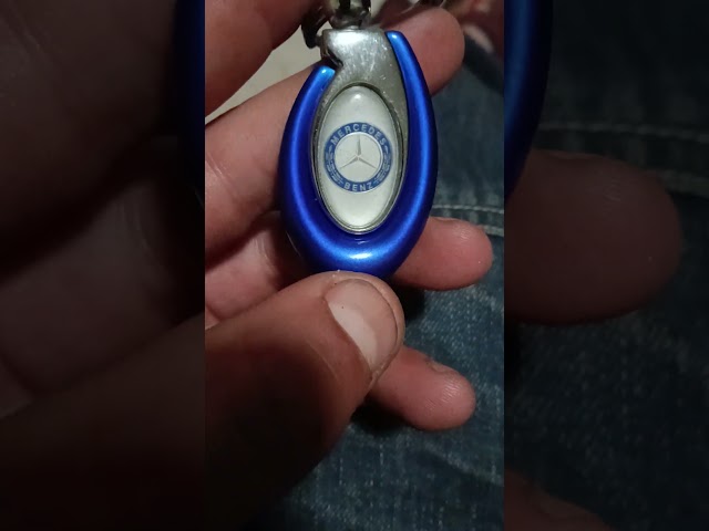 Vídeo relacionado con Mercedes-Benz, Llavero Bruselas, plateado, de zinc fundido a presión con varias anillas pequeñas. Producto Oficial Collection.