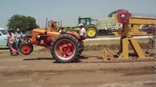 preview picture of video 'Antique McCormick Farmall or possibly Case tractor at a tractor pull'