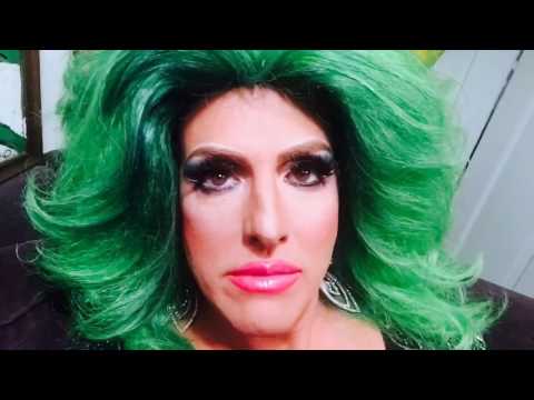 Hedda Lettuce has a bad wig day