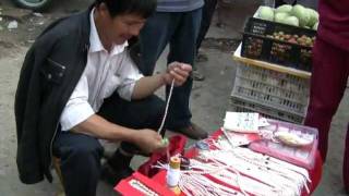 preview picture of video 'Buying hand-strung pearls at a local market in Hefei, China'
