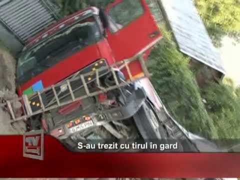 S-au trezit cu tirul în gard