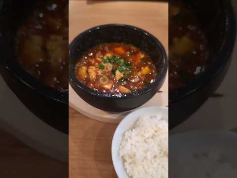 Comí tofu mapo normal en el recientemente renovado Benitora Gyozabo.