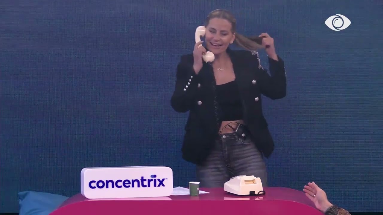 Valbona i përgjigjet telefonatës në greqisht me këngë