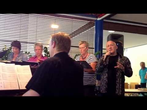 Jack Vinders verzorgt een optreden tijdens de Sport en Doe dag in Adelante