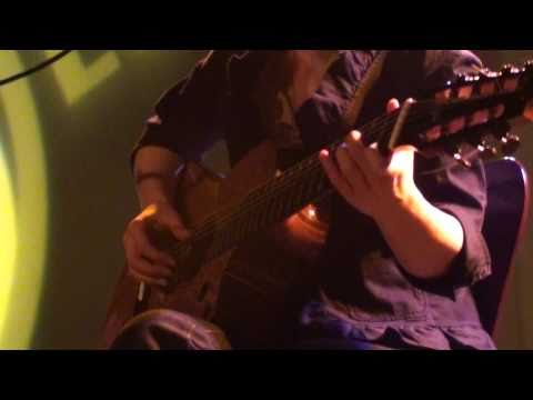 4/16 Kaki King - Guitar Banter + Doing The Wrong Thing (Acoustic) (HD)