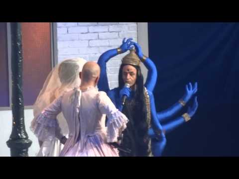 Les enfoirés 2013 - Extrait intermède, sketch - La déguisite - Elmaleh, Goldman