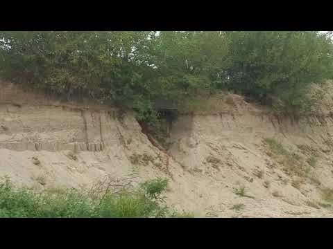 Digul Argesului in zona localitatilor Novaci, Popesti e gata sa se prabuseasca din cauza sapaturilor