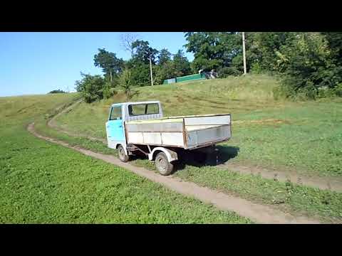 Самодельный мини грузовик движется на подъём