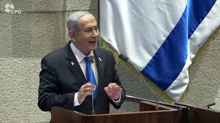 דברי רה"מ נתניהו בישיבת הפתיחה של המושב השלישי של הכנסת ה- 25, בסימן שנה למלחמת "חרבות ברזל" (עדכוני משרד ראש הממשלה) - התמונה מוצגת ישירות מתוך אתר האינטרנט יוטיוב. זכויות היוצרים בתמונה שייכות ליוצרה. קישור קרדיט למקור התוכן נמצא בתוך דף הסרטון