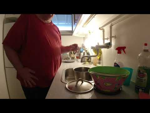 MongoTV_6045 - VASKER TØJ I BADEKAR - Del 5 - Skylning - Vridning - Ophængning På Tørrestativ