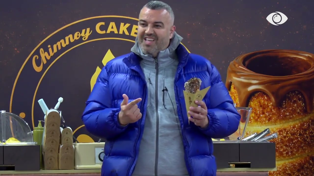 Rogerti prezanton ëmbëlsirën Chimney për grupin e tij