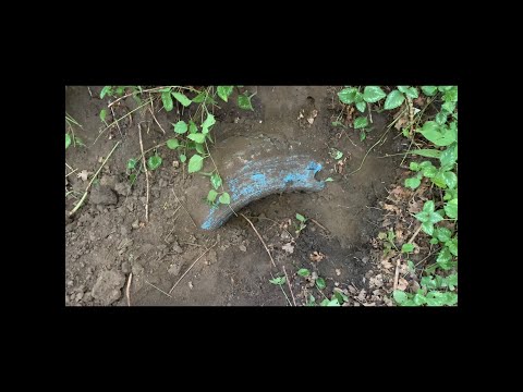 Fahrzeug im Wald gefunden?! Sondeln in alten WW2 Schützengräben Part 1.