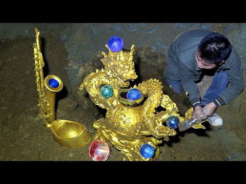 I broke into the cave to look for treasure and found a giant dragon and dragon bead treasure