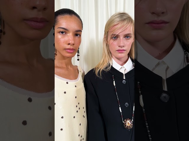 Vídeo relacionado con Tory Burch (White Dress) Medio Cuerpo Buddy Cutout