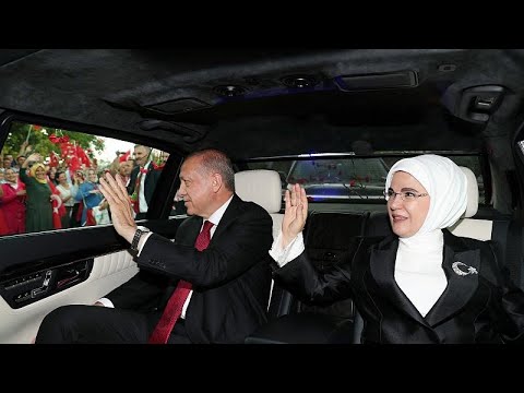 إردوغان يؤدي اليمين الدستورية لفترة رئاسية جديدة ويسيطر على البنك المركزي…
