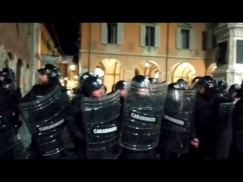Tensione in piazza del Comune a Prato alla fine della manifestazione dei Si Cobas