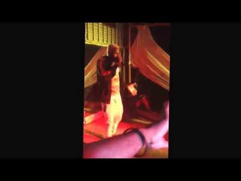 Godzila do game em vários palcos ao vivo