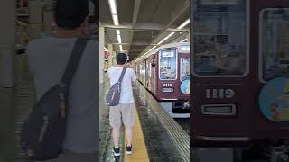 阪急おさるのジョージ号　神戸線編成と宝塚線編成が並ぶ！