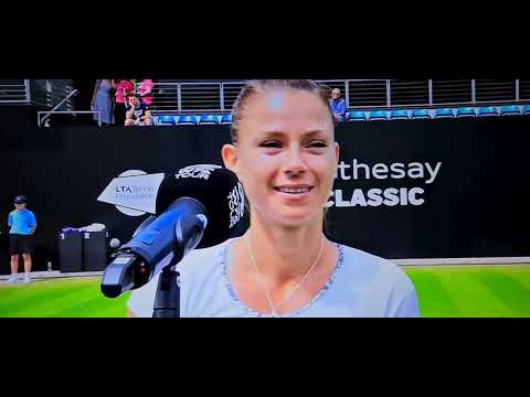 Camila Giorgi pronuncia breves palabras en pista en Birmingham 2022.