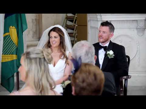Irish Wedding couple enjoy haunting version of Raglan Road in Dublin City Hall. Wedding Singer Éire