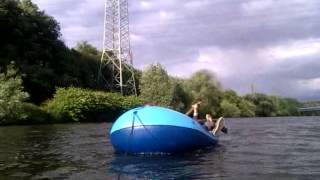 preview picture of video 'Preapokalyptisches Schlauchboot fahren an der Ruhr'